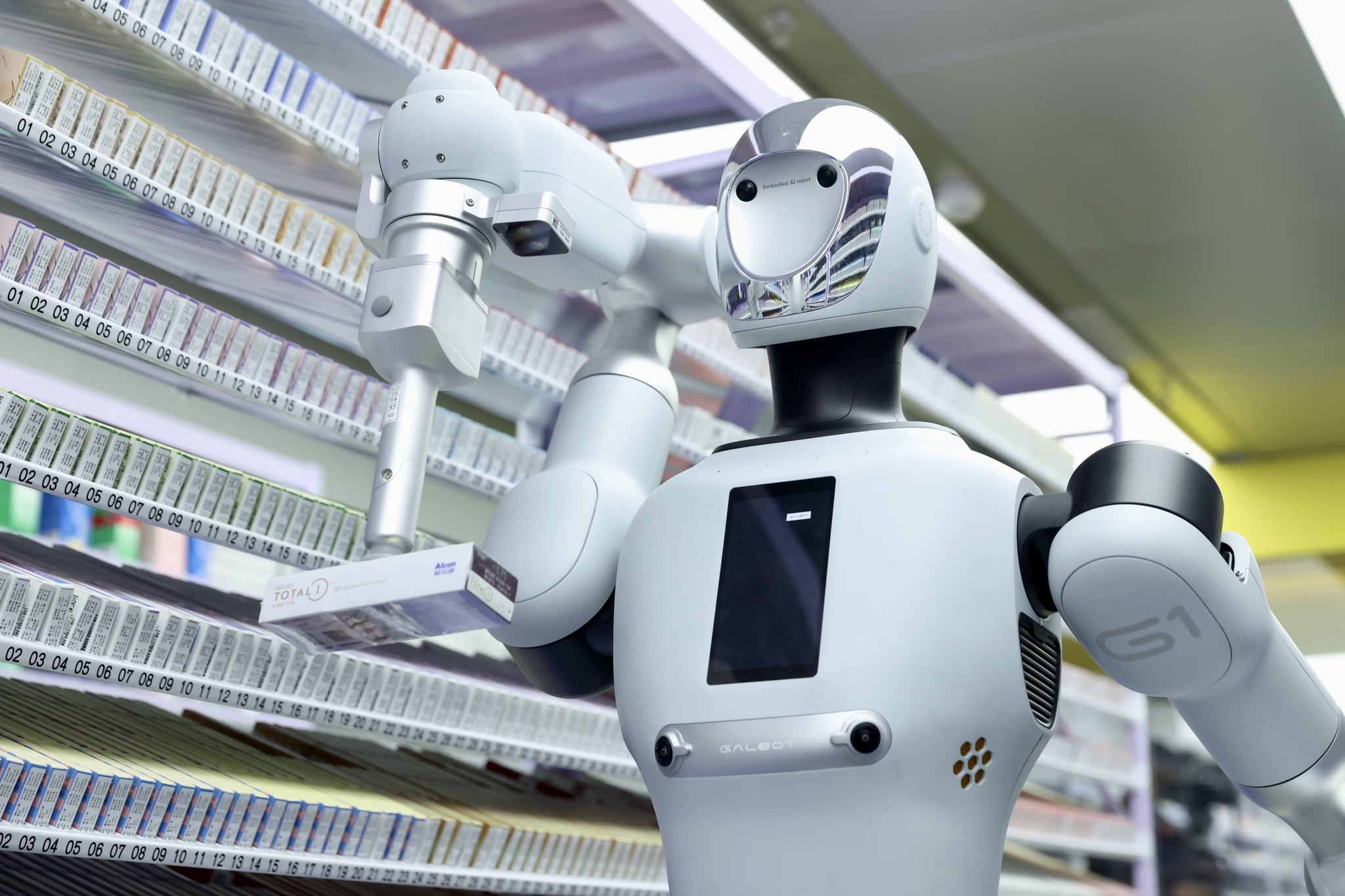 The intelligent pharmacy robot Galbot G1 operates at a drugstore in Haidian District, Beijing, March 12, 2026. /VCG