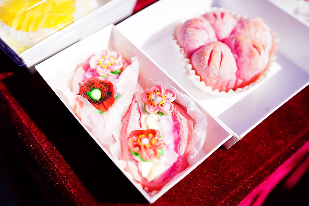 Maxim's Bakery in Beijing offers spring flower-themed breads on March 9, 2026. /VCG