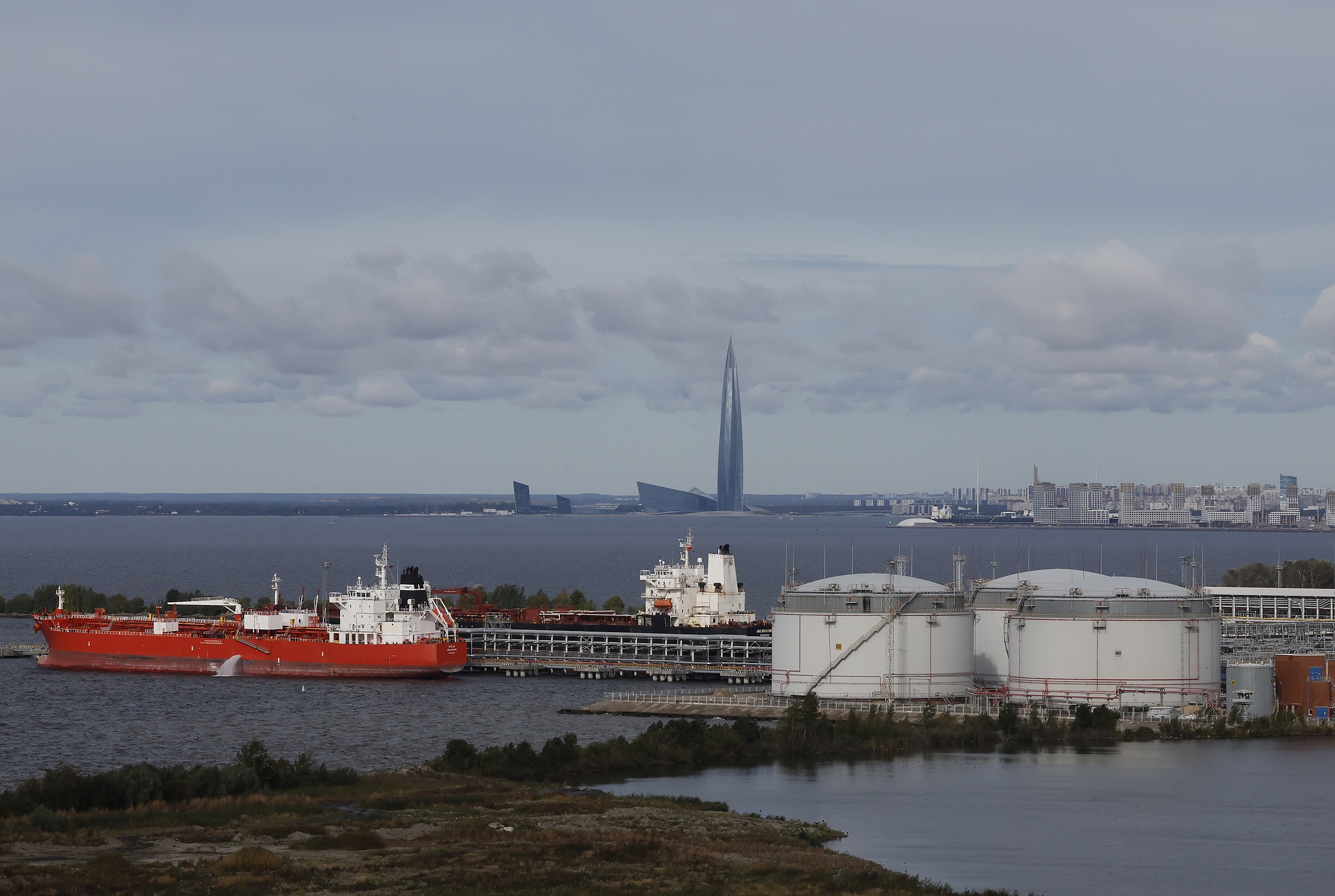 Oil products tankers Vela (Singapore, L) and Jag Sparrow (Bahamas, R) are moored at the berth of St. Petersburg Oil Terminal, in the Port of St. Petersburg, Russia, 26 September 2025. /VCG