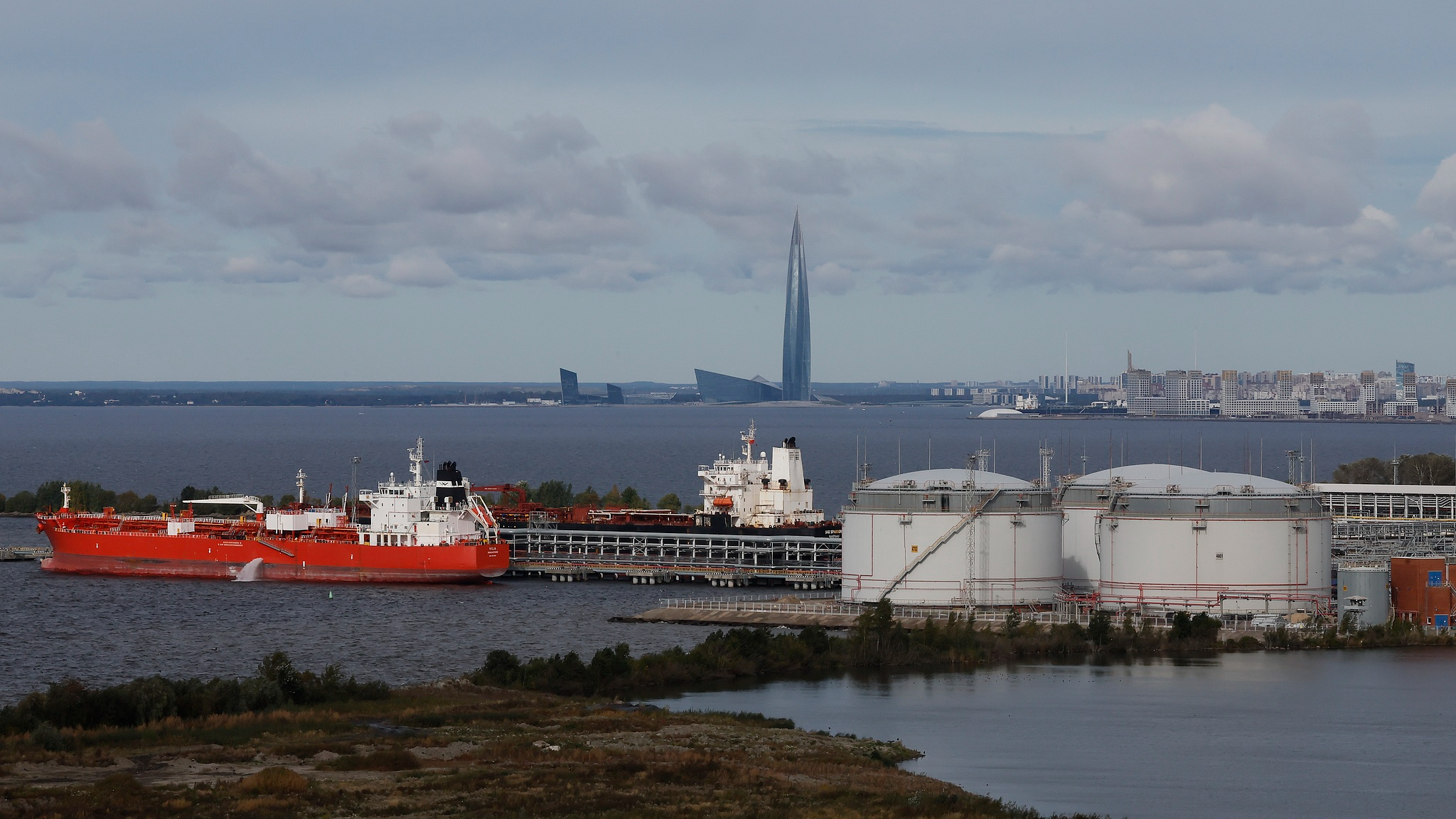 Oil drops after US treasury eases sanctions on Russian oil 