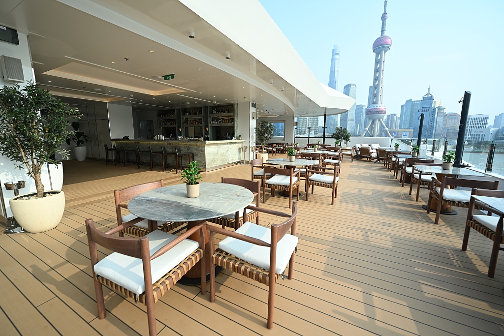 Outdoor dining lounge on the Luminara cruise ship /VCG