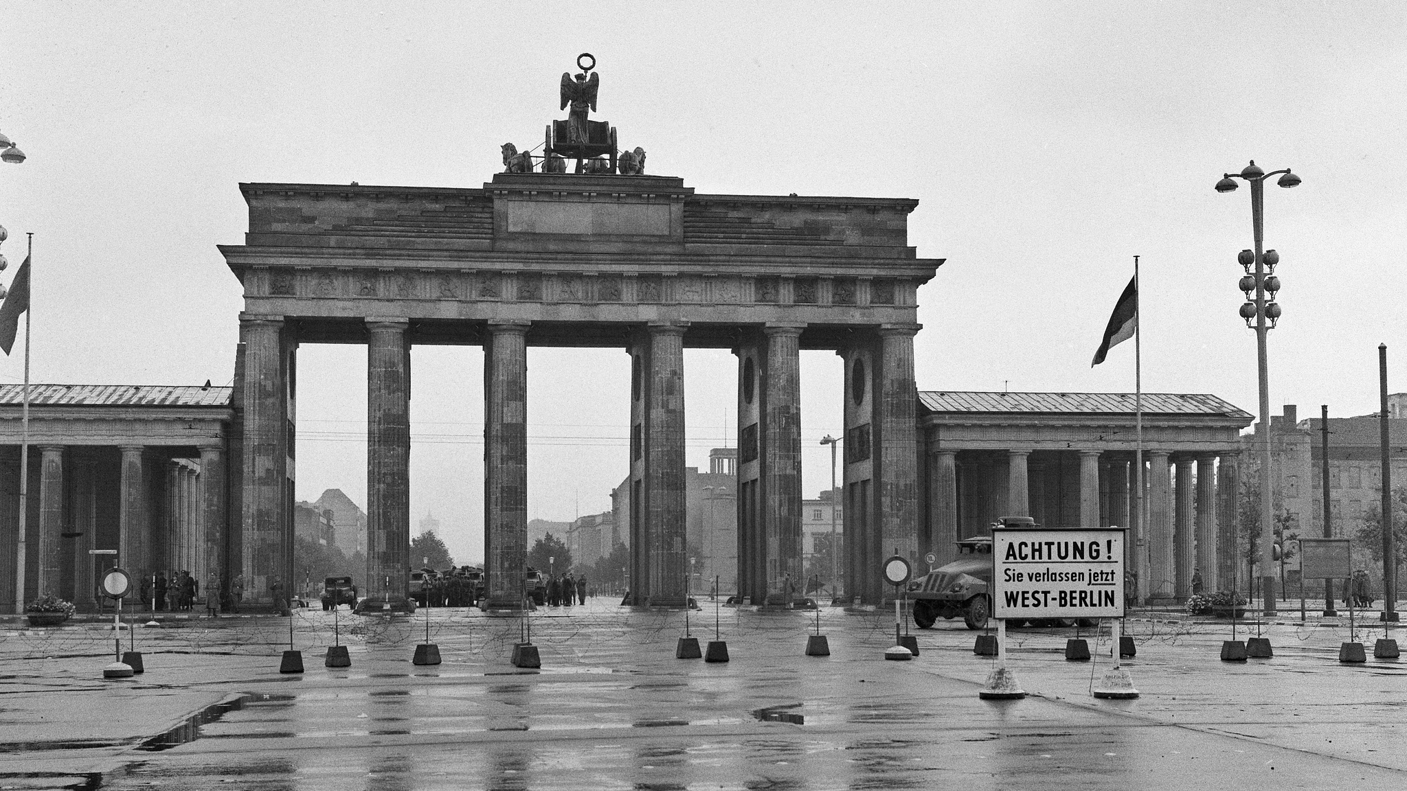 The Brandenburg Gate during the construction of the Berlin Wall in the Cold War, West Berlin, Federal Republic of Germany, August 1961. /CFP