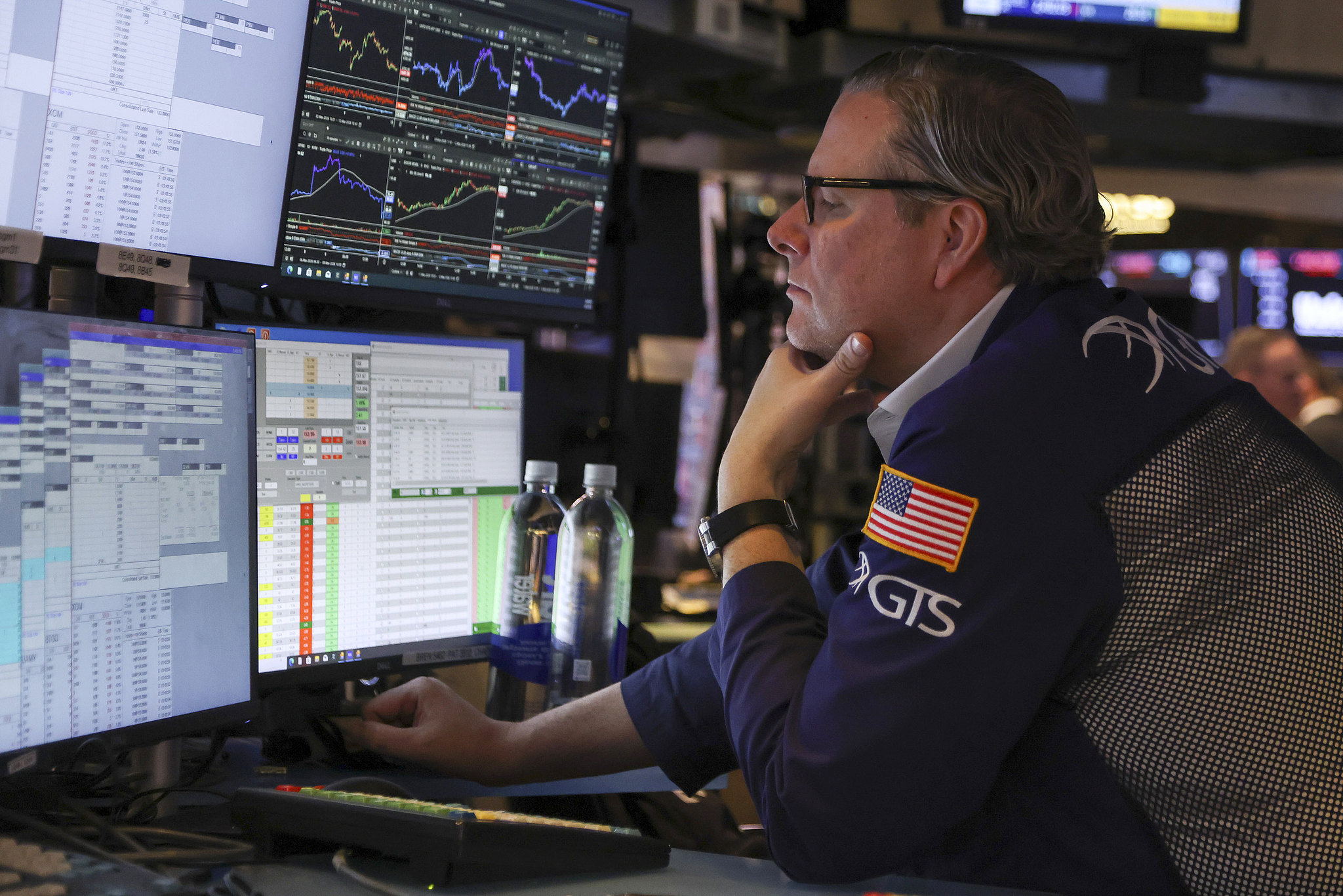 A trader works on the New York Stock Exchange floor before the closing bell in New York, New York, USA, 12 March 2026. /VCG