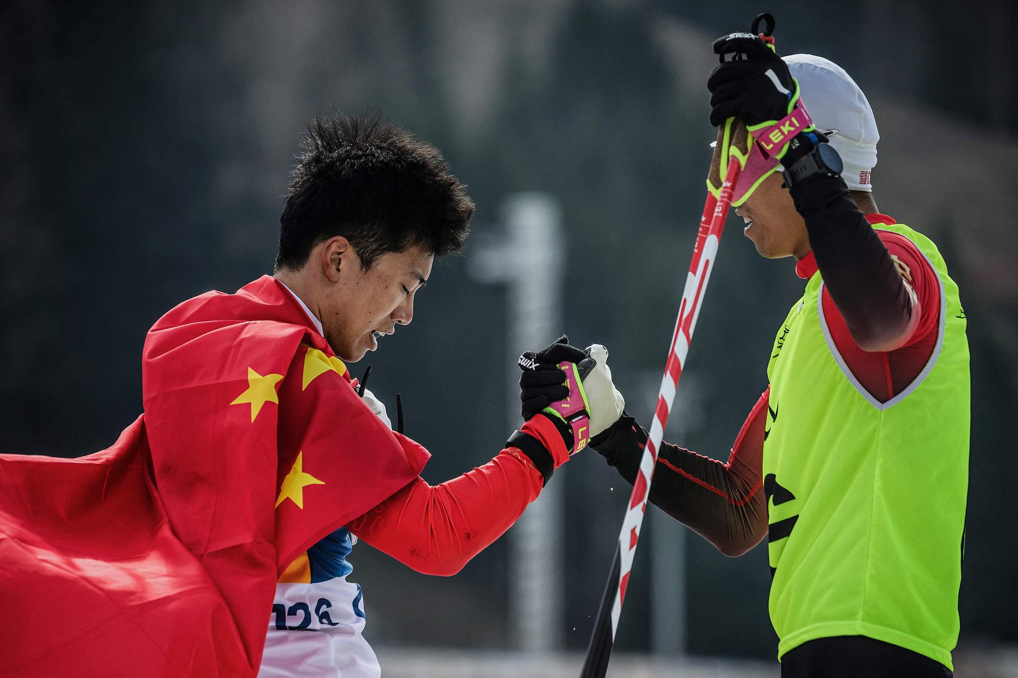China's Yu Shuang (L) and his guide Shang Jincai celebrate as they win the men biathlon sprint pursuit during the Milano Cortina Paralympic Winter Games in Tesero, Italy, March 13, 2026. /VCG