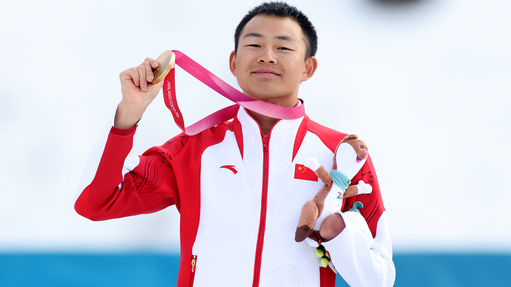 Gold medalist Cai Jiayun of China celebrates on the podium during the awards ceremony for the para biathlon men's sprint pursuit standing competition at the 2026 Milano Cortina Winter Paralympics in Val di Fiemme, Italy, March 13, 2026. /VCG
