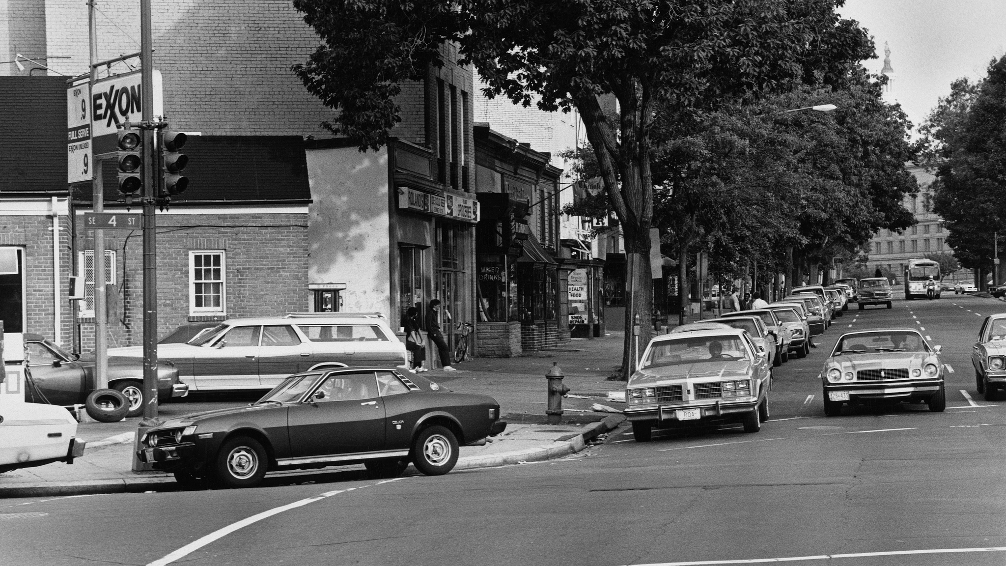 Drivers queuing round the block to buy fuel at a gas station on Capitol Hill during the second oil crisis, Washington D.C., the US, June 28, 1979. /CFP