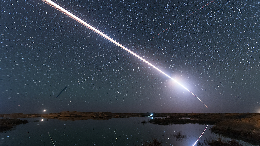 The return capsule of the Shenzhou-18 crewed spacecraft reentering the atmosphere over Korla looks like a meteor streaking across the night sky, northwest China's Xinjiang Uygur Autonomous Region, November 4, 2024. /VCG