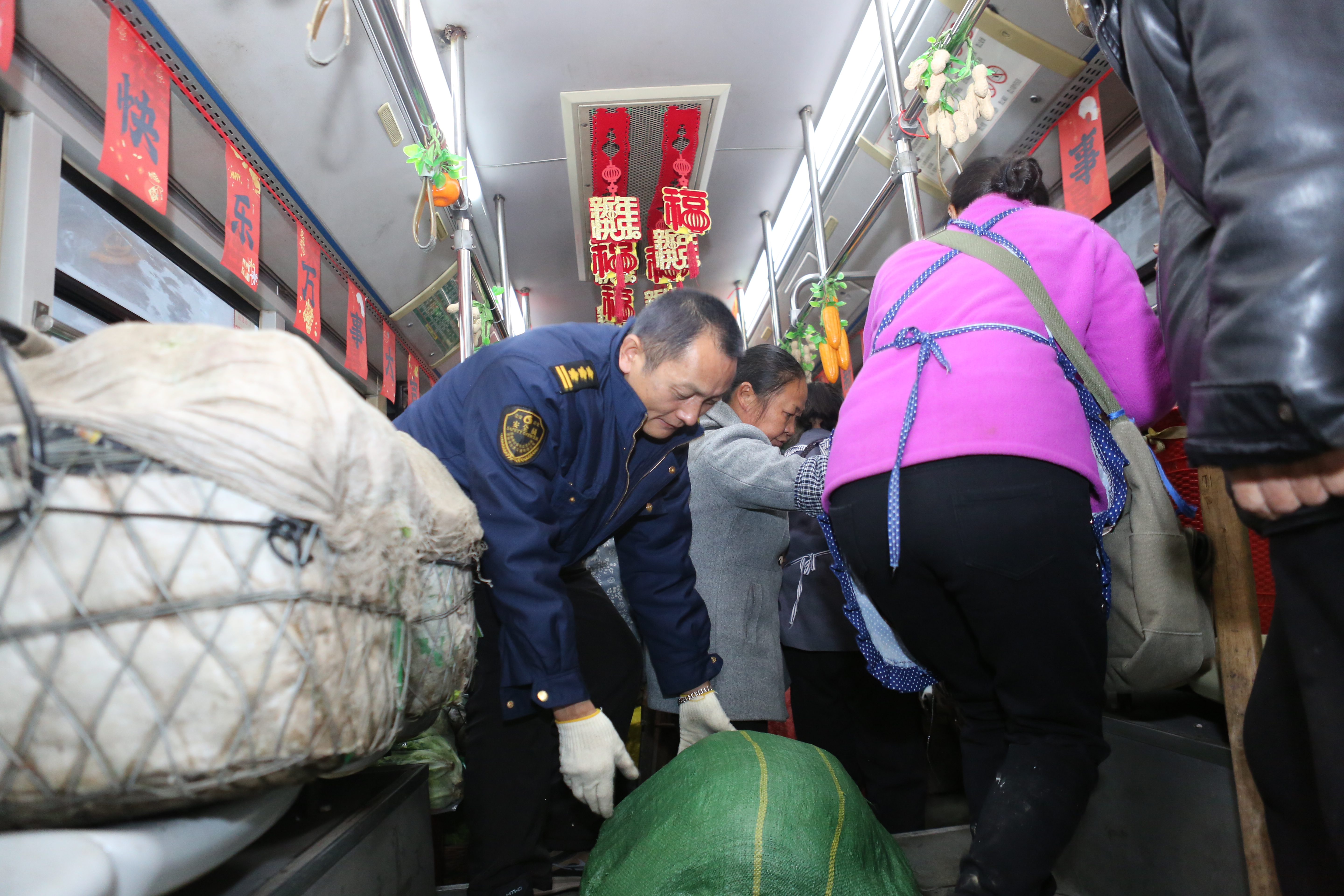 Driver Zhang Jinping lends a hand as farmers load baskets of fresh produce. Yang Guangwei/GPTC