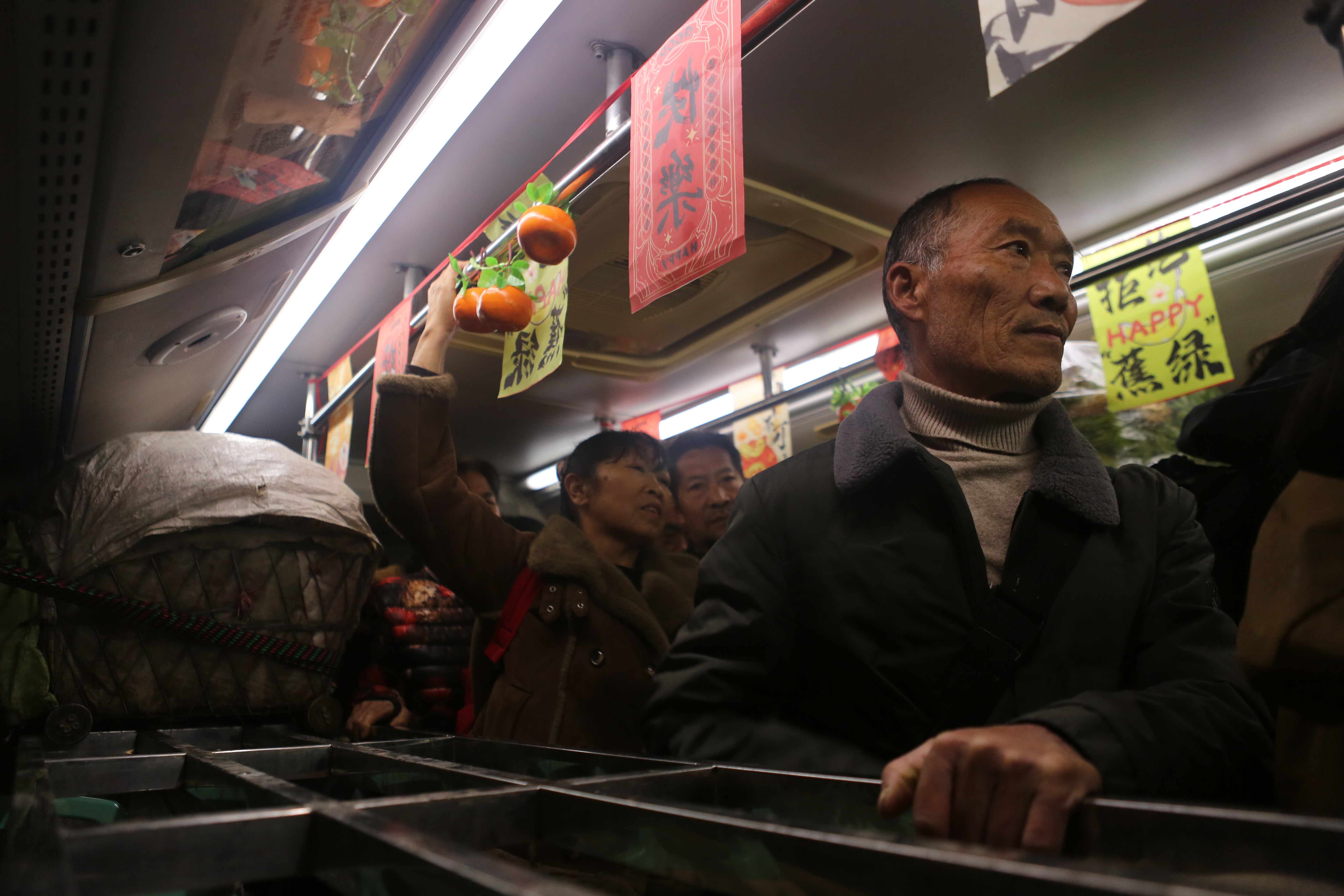 Specially designed shelves on the No. 252 route keep vegetable baskets secure during the winding journey. Yang Guangwei/GPTC