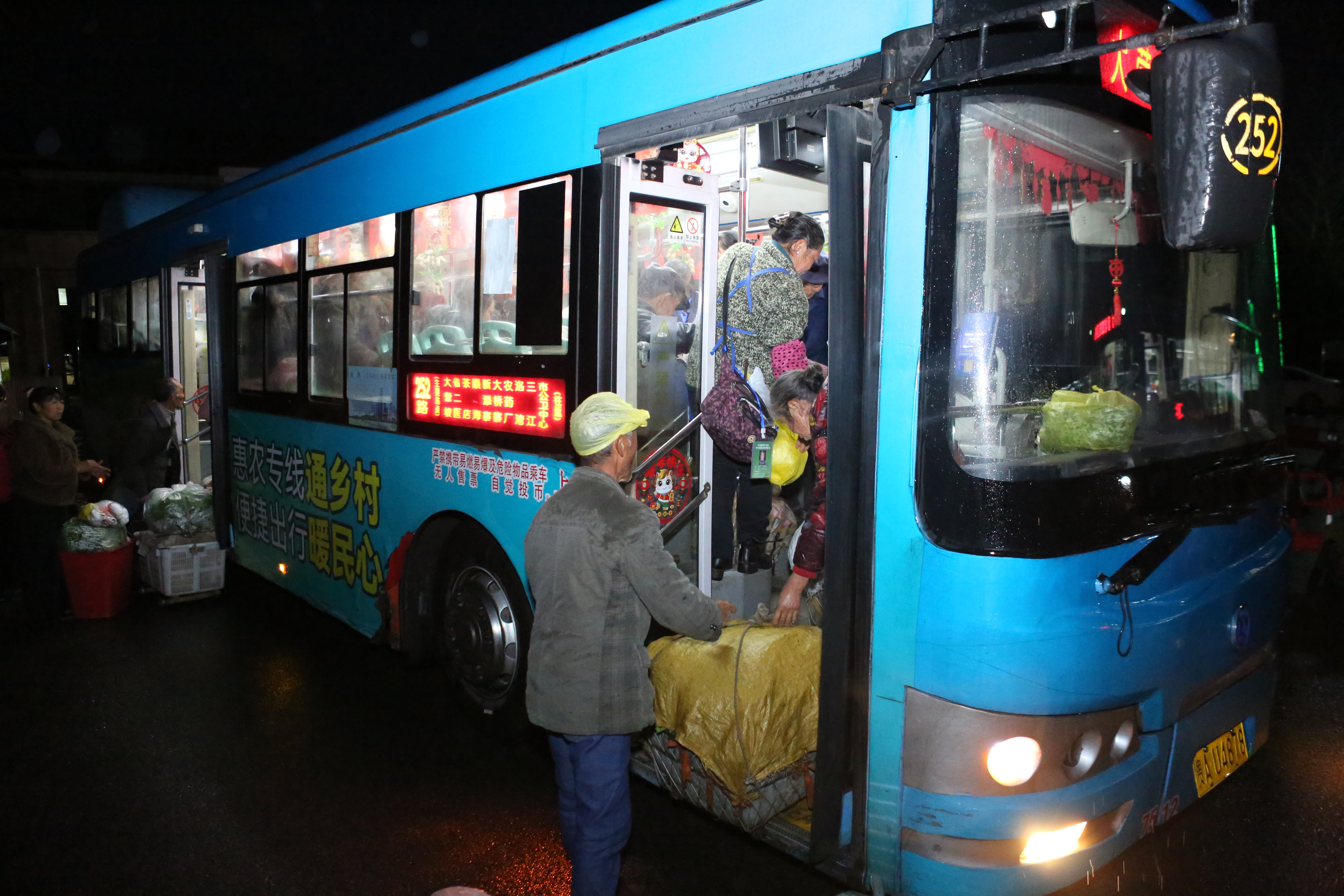 Farmers board the No. 252 bus before sunrise, loading their harvests in the early morning darkness. Yang Guangwei/Guiyang Public Transport Company (GPTC)