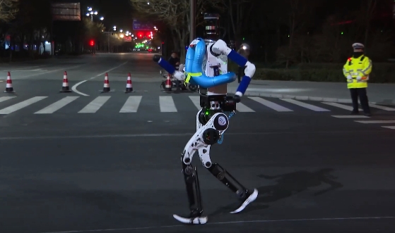 A humanoid robot participates in the practice test. /CMG