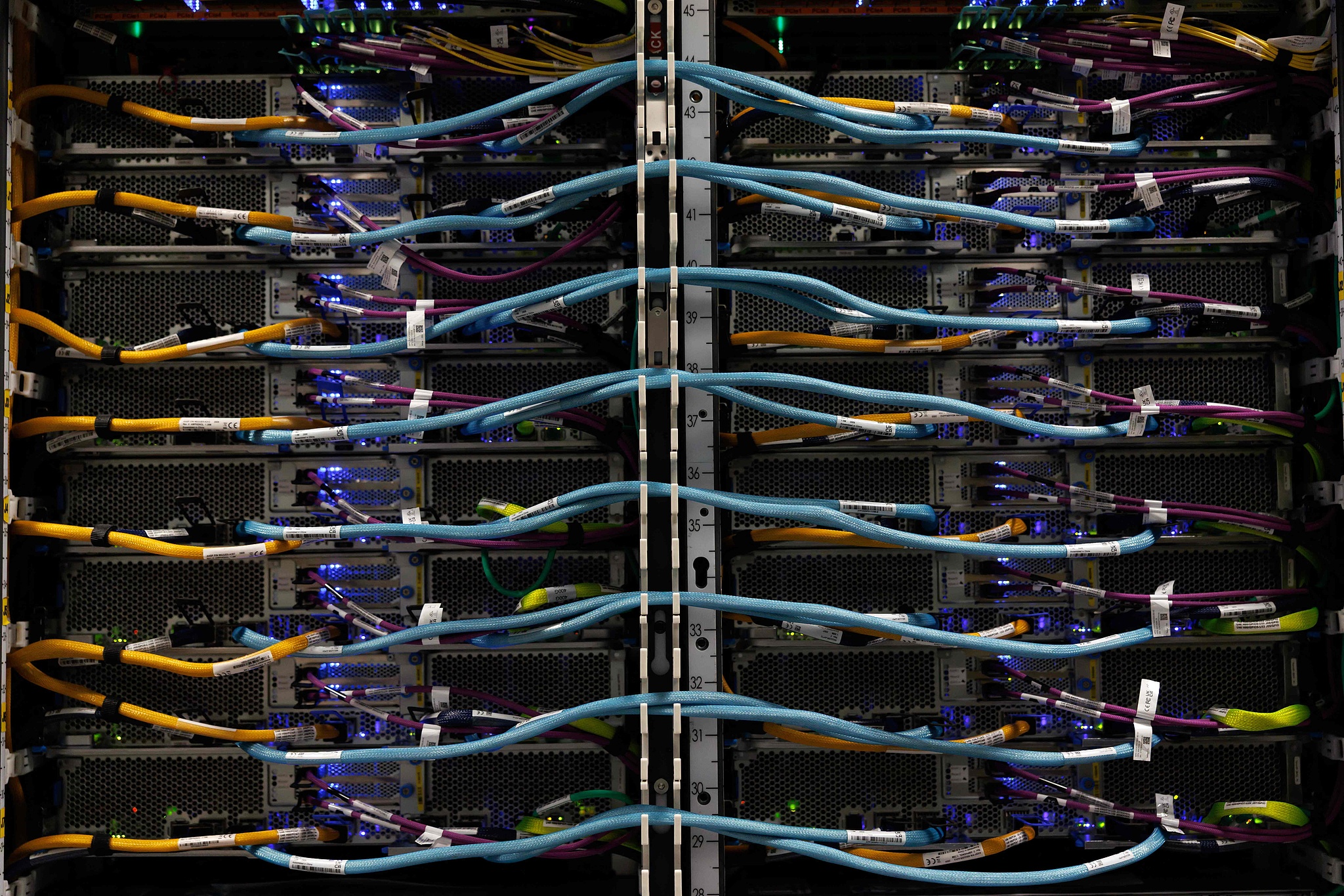 Wires from a Trainium2 UltraServer at an Amazon Web Services QA lab in Austin, Texas, US, February 3, 2026./ VCG 
