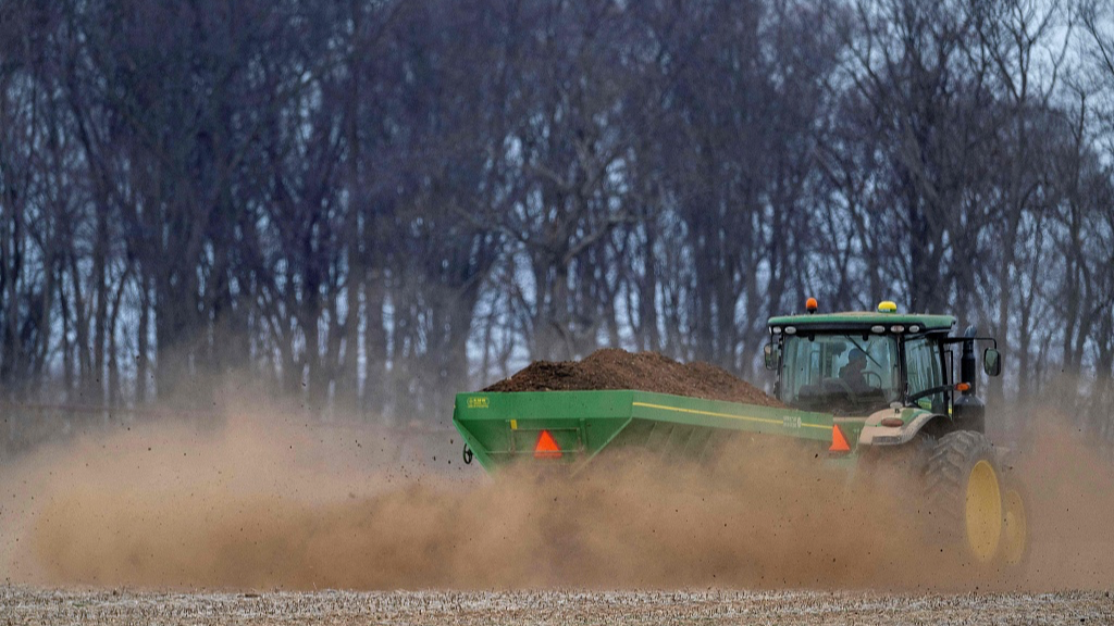 File photo of a tractor laying fertilizer on a field at a farm in Maryland, US. /VCG