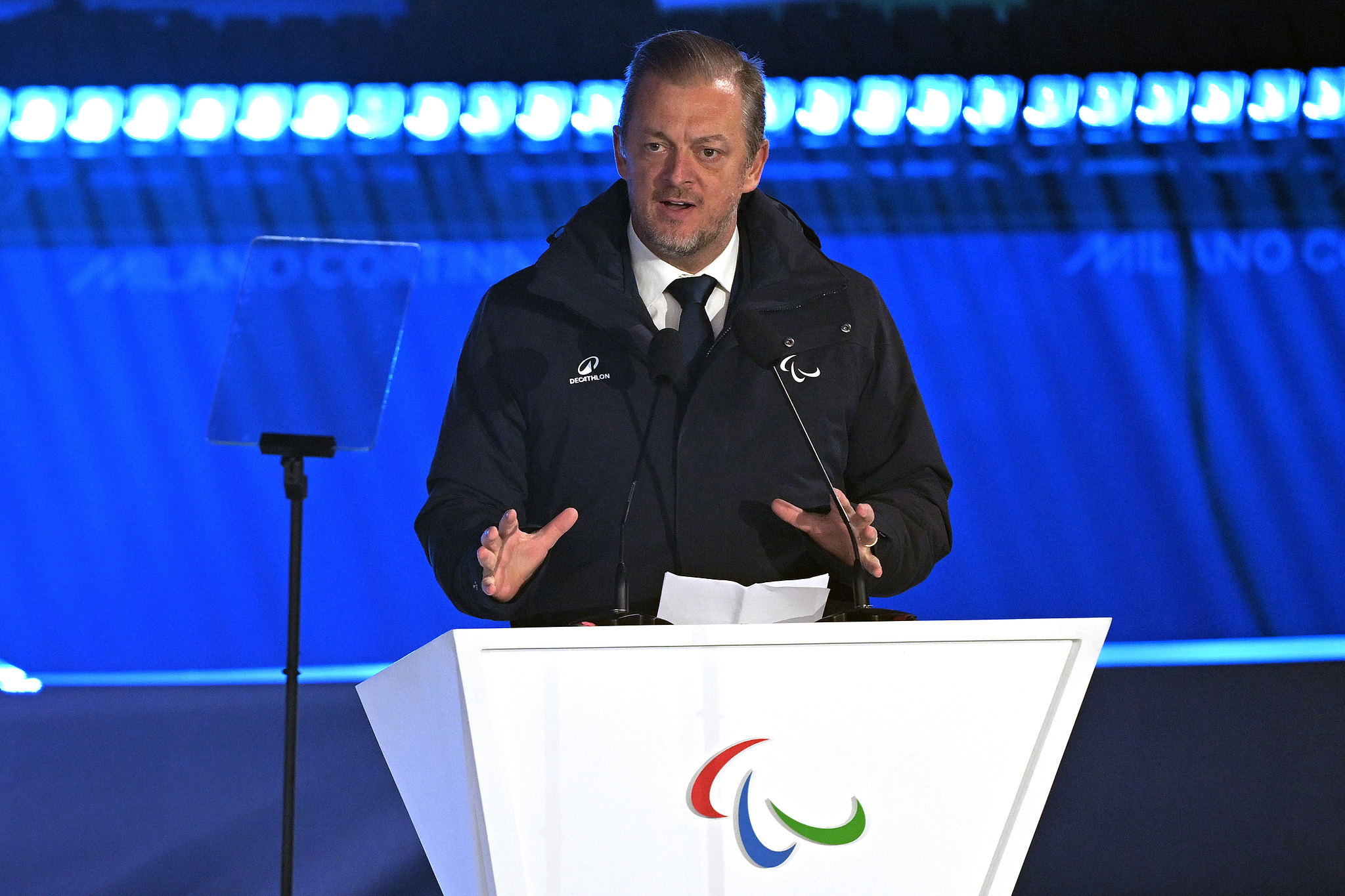 International Paralympic Committee (IPC) President Andrew Parsons speaks during the closing ceremony of the 2026 Milano Cortina Winter Paralympics at Cortina Curling Olympic Stadium in Cortina d'Ampezzo, Italy, March 15, 2026. /VCG