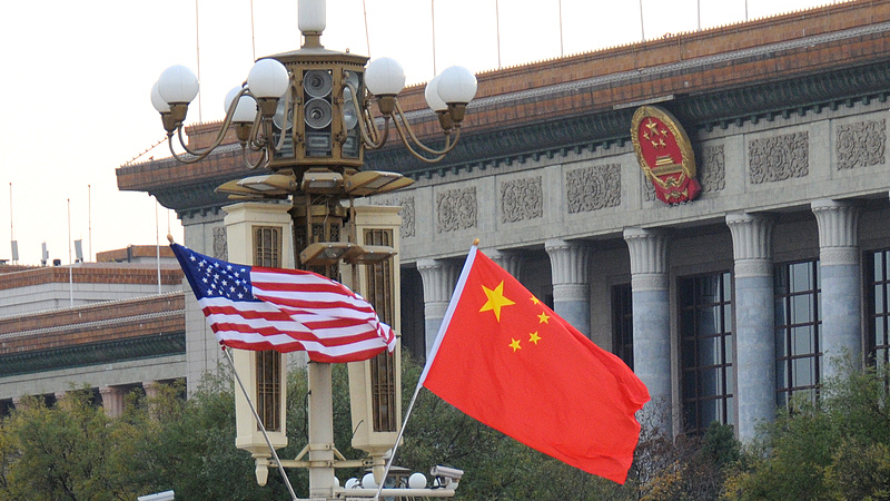 File photo of national flags of China (R) and the United States. /VCG