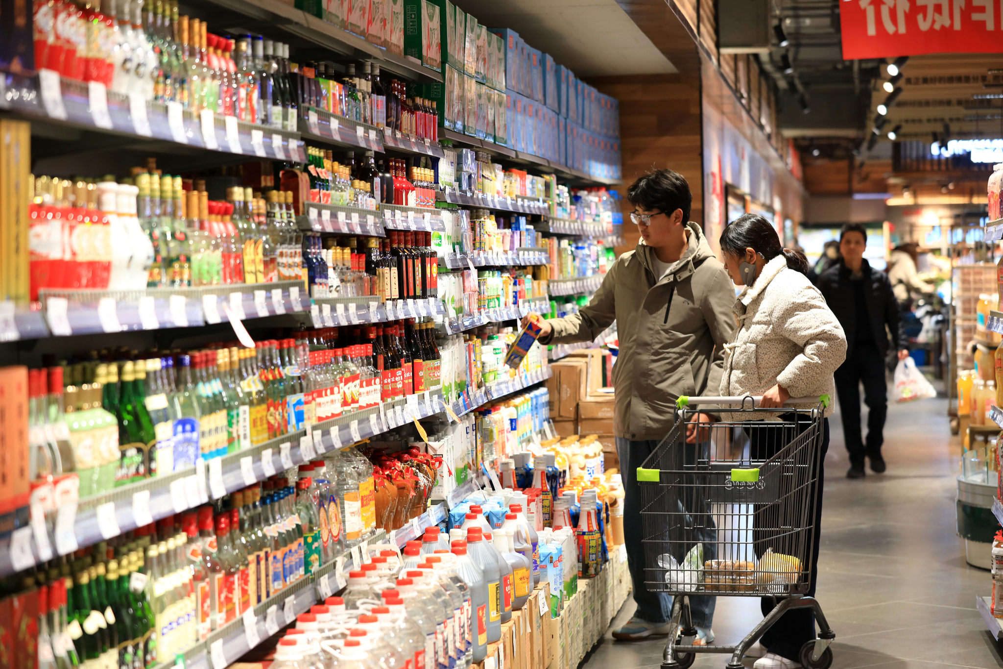 Citizens seen shopping at a supermarket, Huai'an, Jiangsu Province, March 15, 2026. /VCG
