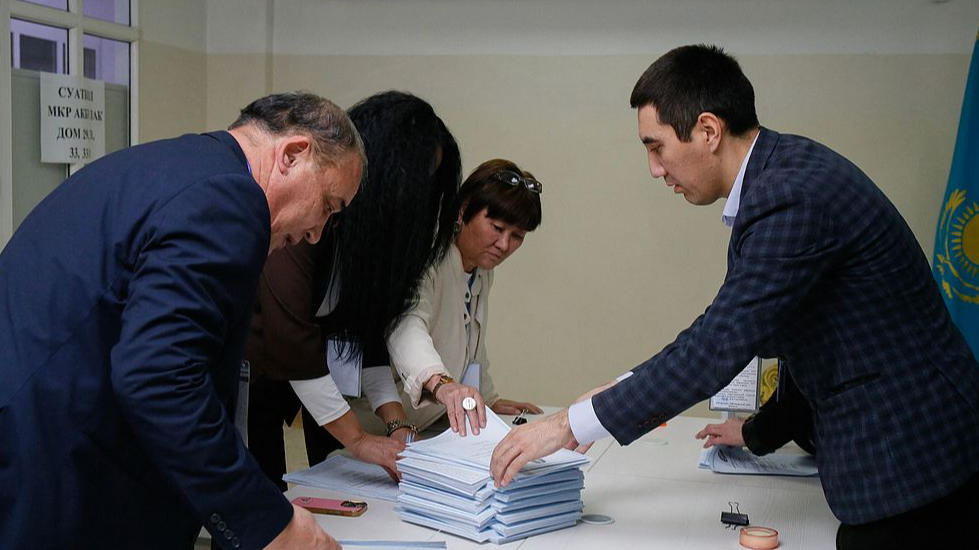 Members of an electoral commission count ballots at a polling station during the constitutional referendum in Almaty, Kazakhstan, March 15, 2026. /VCG
