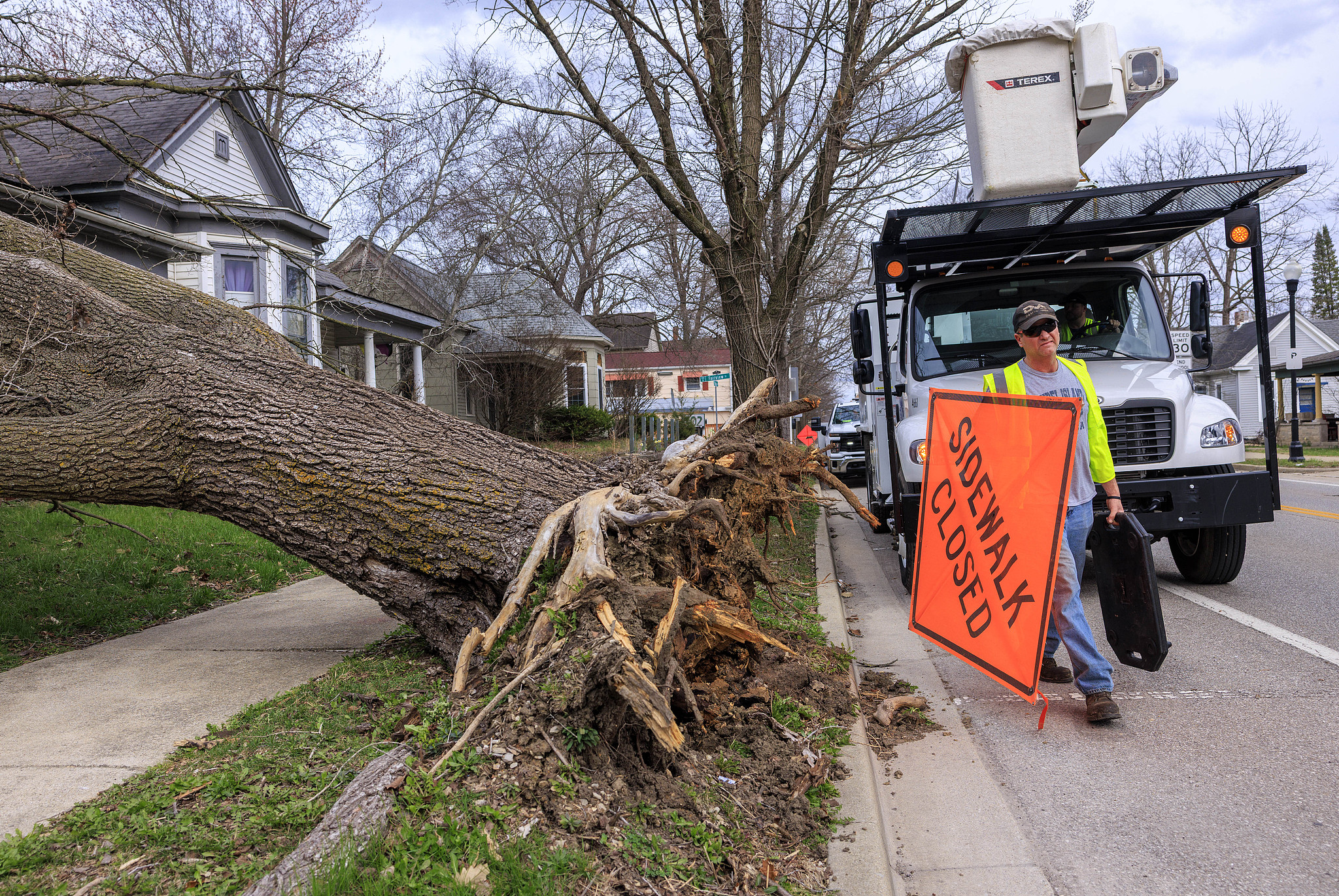 A tree toppled onto a house in Bloomington, Indiana, the US, March 15, 2026. /VCG