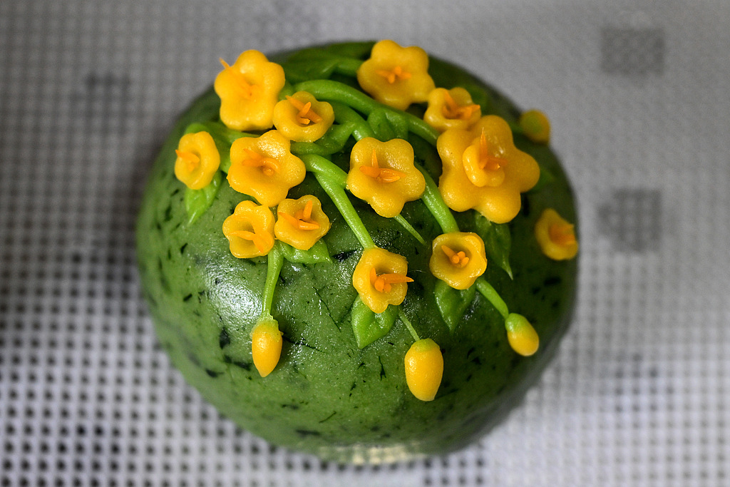 A close-up detail of a Qingming Guo made at Wang Lijuan's workshop in Jinhua, Zhejiang Province, China. /VCG
