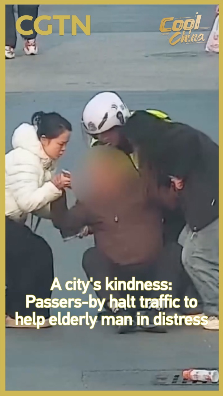 A city's kindness: Passers-by halt traffic to help old man in distress