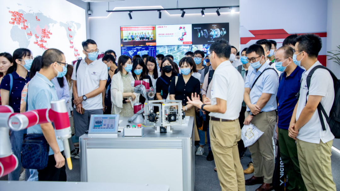 Students of the Master of Technology Transfer (MTT) program at Shanghai Jiao Tong University visit a technology company. /Shanghai Jiao Tong University