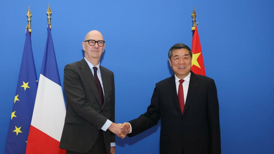 He Lifeng meets with French Finance Minister Roland Lescure