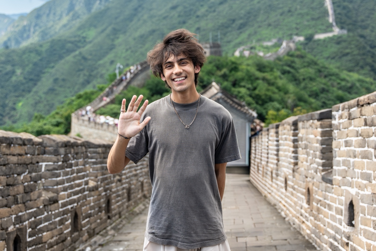 Aron's first steps on the Great Wall /Team Aron