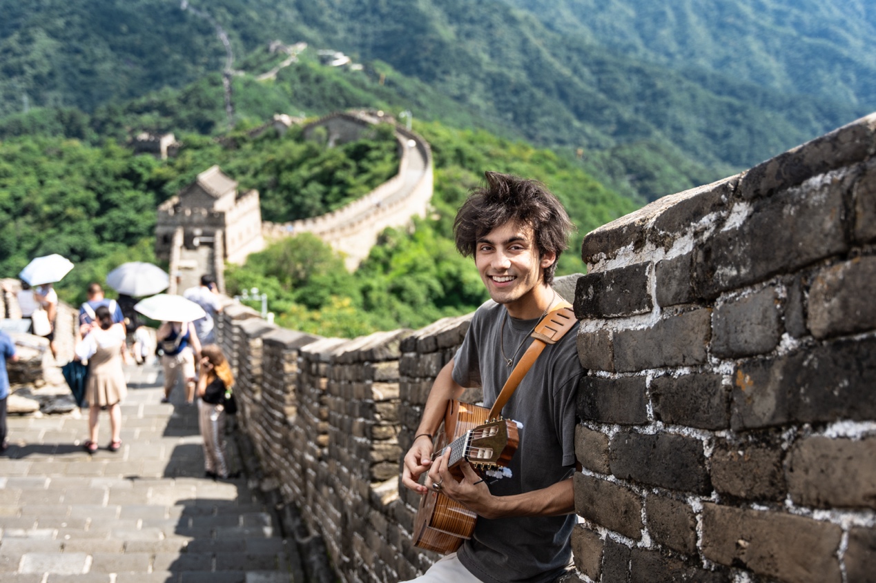 An impromptu performance on the Great Wall /Team Aron