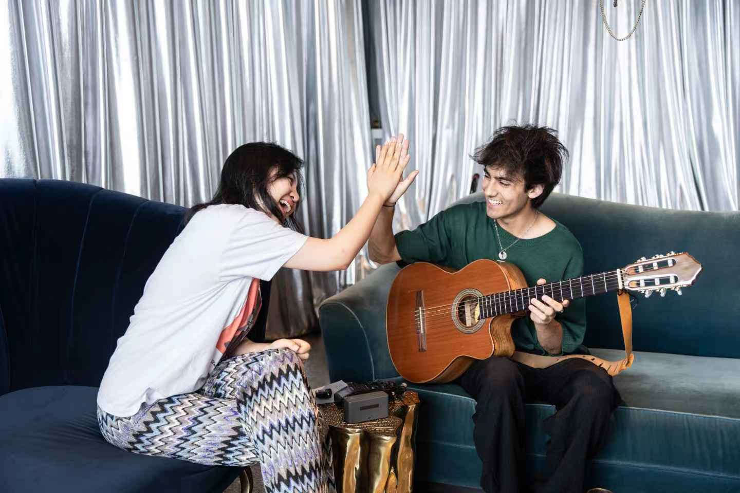 A musical conversation between Aron and journalist Ali /Team Aron