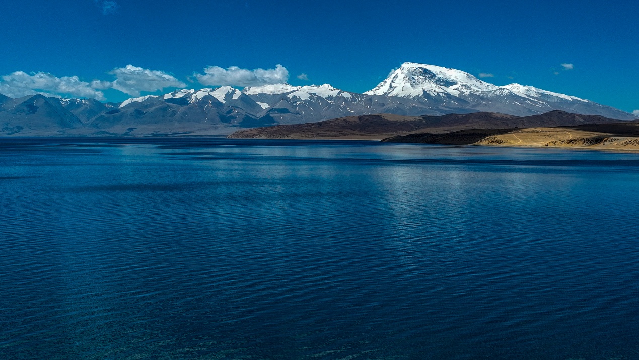 Lake Mapam Yumco in Ngari Prefecture, southwest China's Xizang Autonomous Region. /VCG