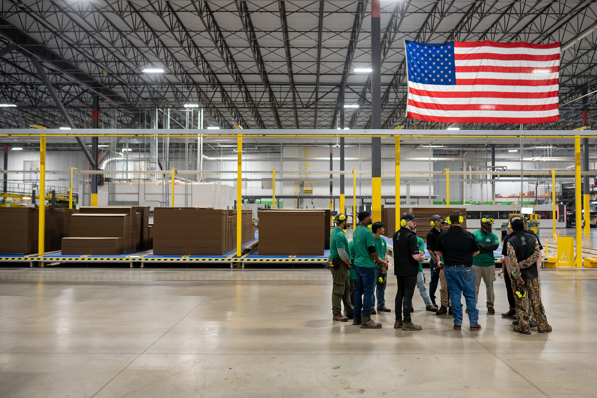 Workers at the Pratt Industries Macon Fruit and Vegetable Box Factory in Byron, Georgia, US, December 5, 2025. /CFP