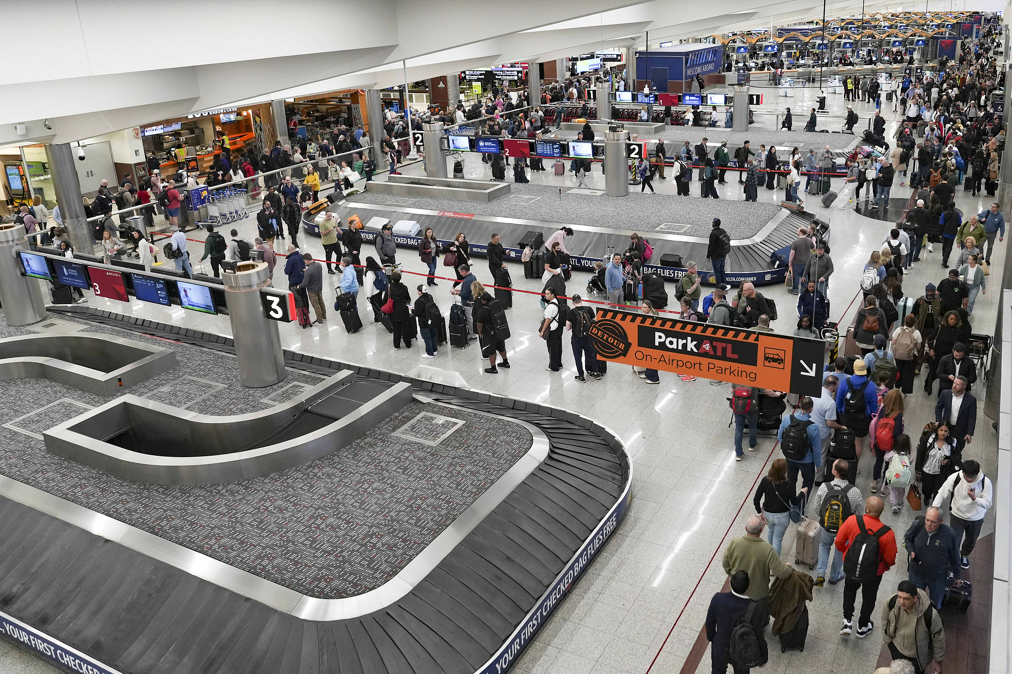 Travelers wait in long lines at Hartsfield-Jackson Atlanta International Airport in Atlanta, Georgia, the US, March 16, 2026. /VCG