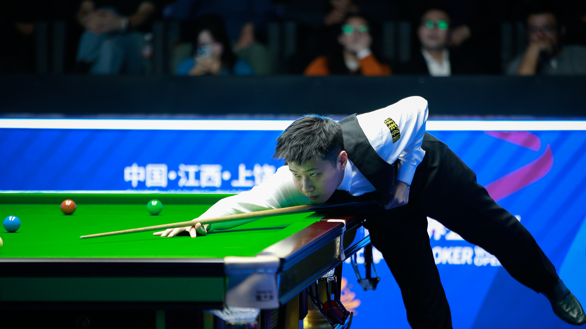 Zhao Xintong edges Long Zehuang to reach third round at World Open