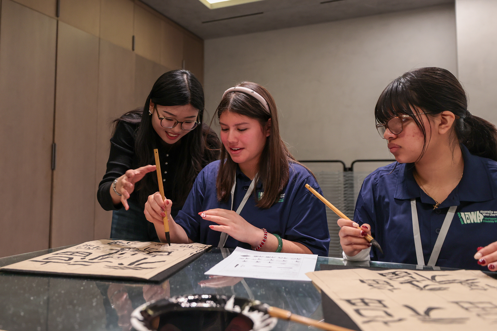 Students from the Muscatine High School from Iowa visit the Shijiazhuang Foreign Language School in Hebei Province during a study tour on March 18, 2026. /VCG 