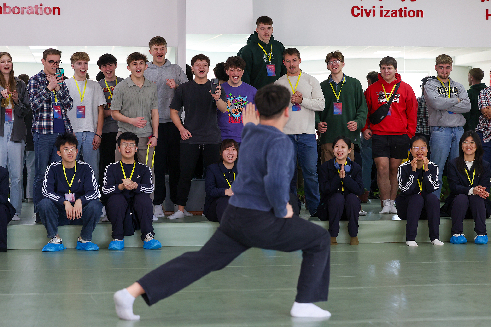 Students from the Muscatine High School from Iowa visit the Shijiazhuang Foreign Language School in Hebei Province during a study tour on March 18, 2026. /VCG 