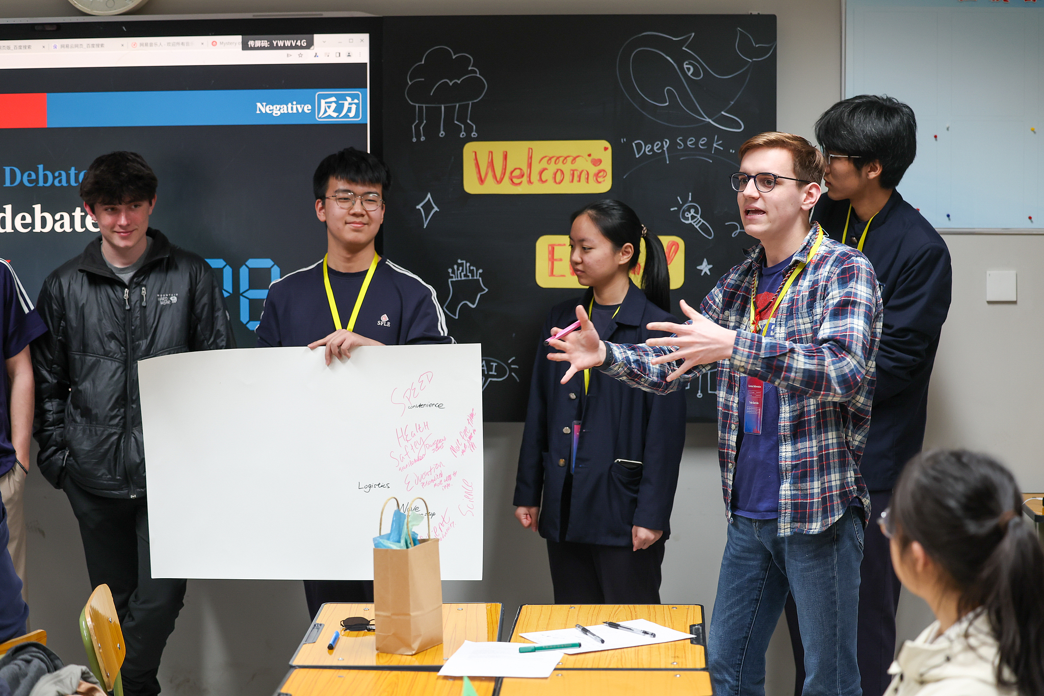 Students from the Muscatine High School from Iowa visit the Shijiazhuang Foreign Language School in Hebei Province during a study tour on March 18, 2026. /VCG 