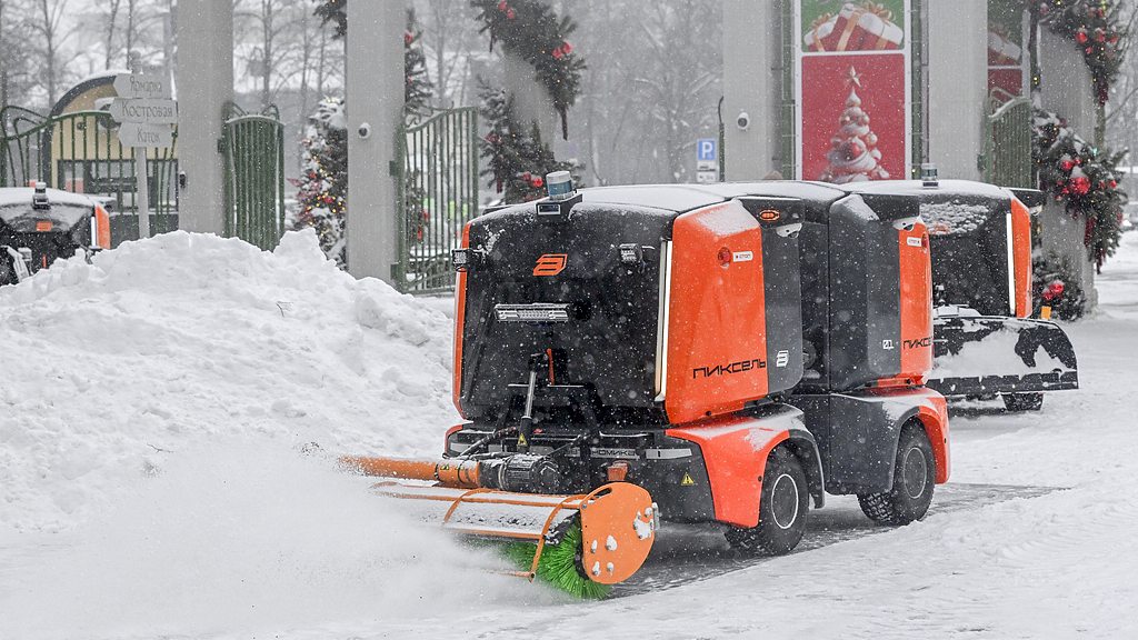 Unmanned snow removal robots clear snow in Sokolniki Park during a heavy snowfall in Moscow, Russia, January 27, 2026. /VCG
