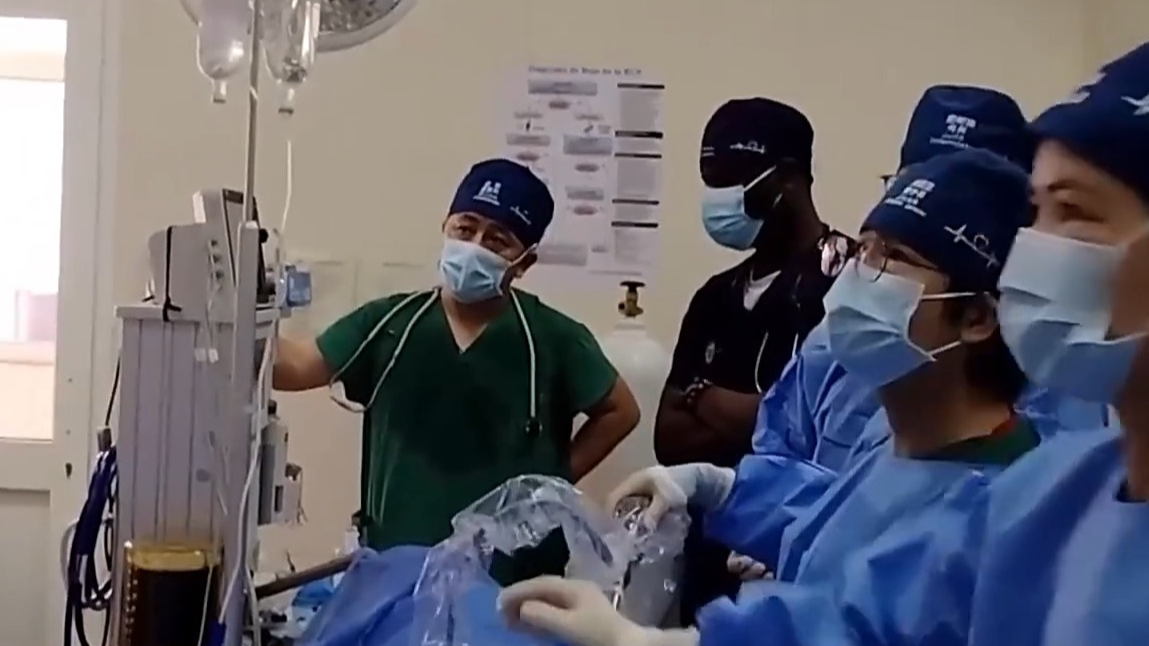 The Chinese medical team in Equatorial Guinea performs the country's first laparoscopic umbilical hernia repair. /CMG