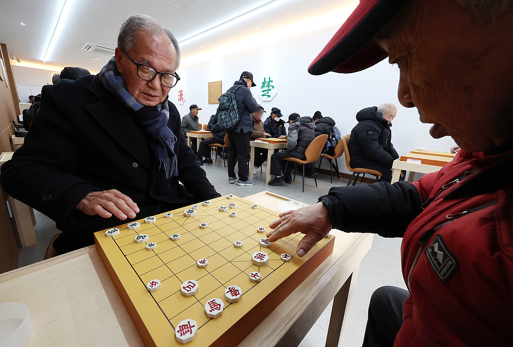 Senior citizens play chess and Go at the 