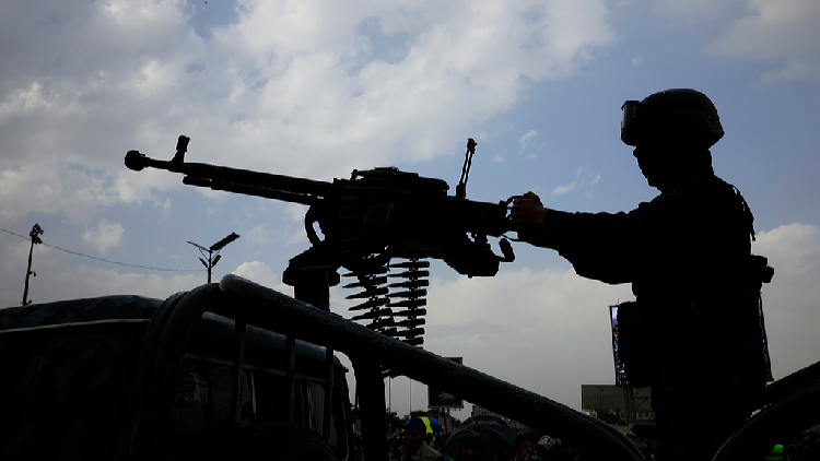 Houthis weigh Bab al-Mandab blockade to back Iran, official says