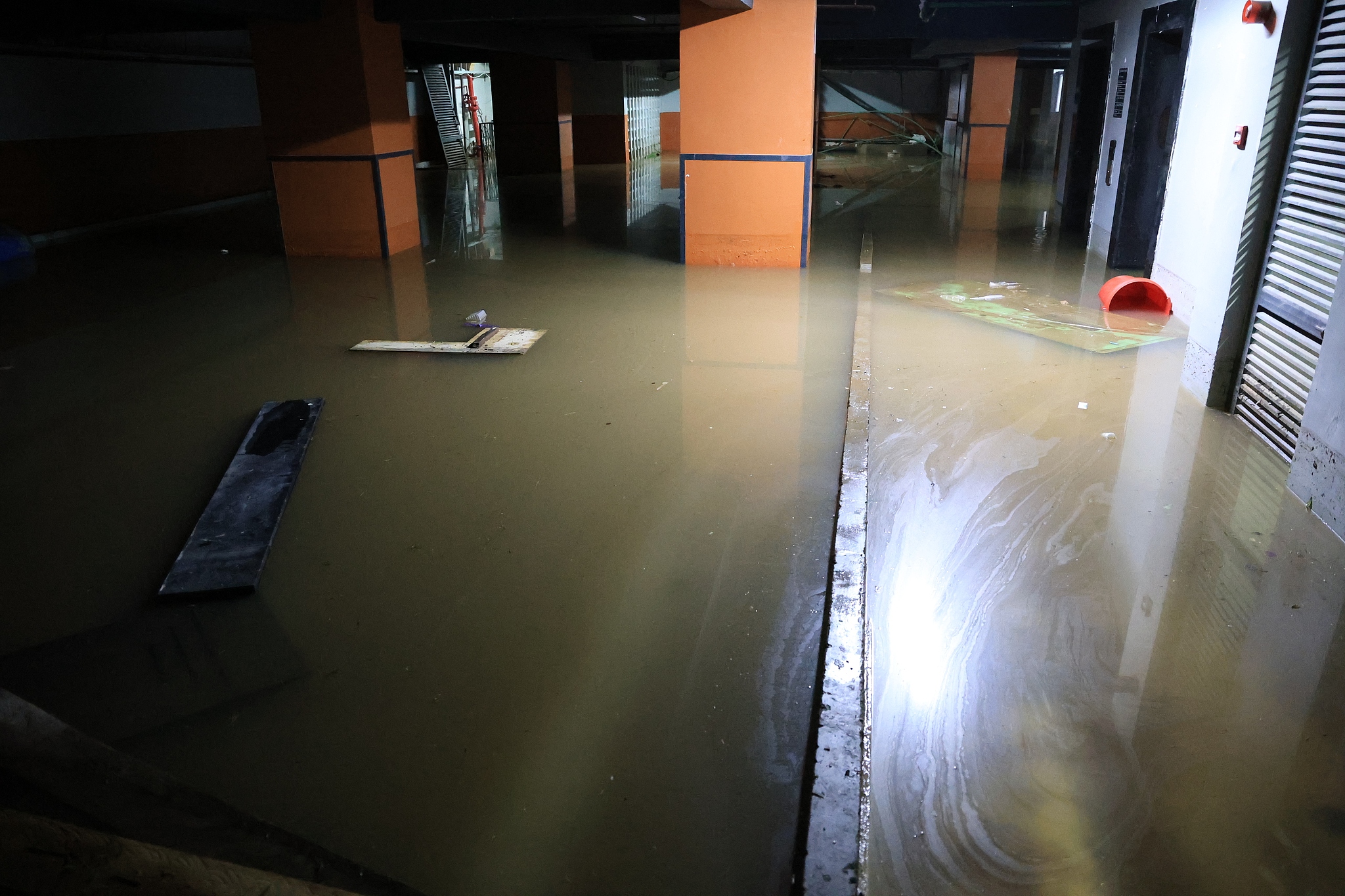 Water accumulates in a building in Nairobi, Kenya, March 15, 2026. /VCG