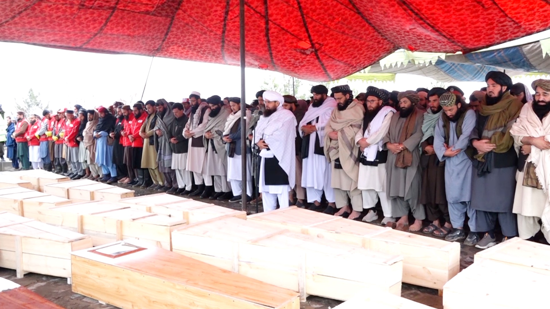 Mass funeral held in Afghanistan as temporary ceasefire agreed