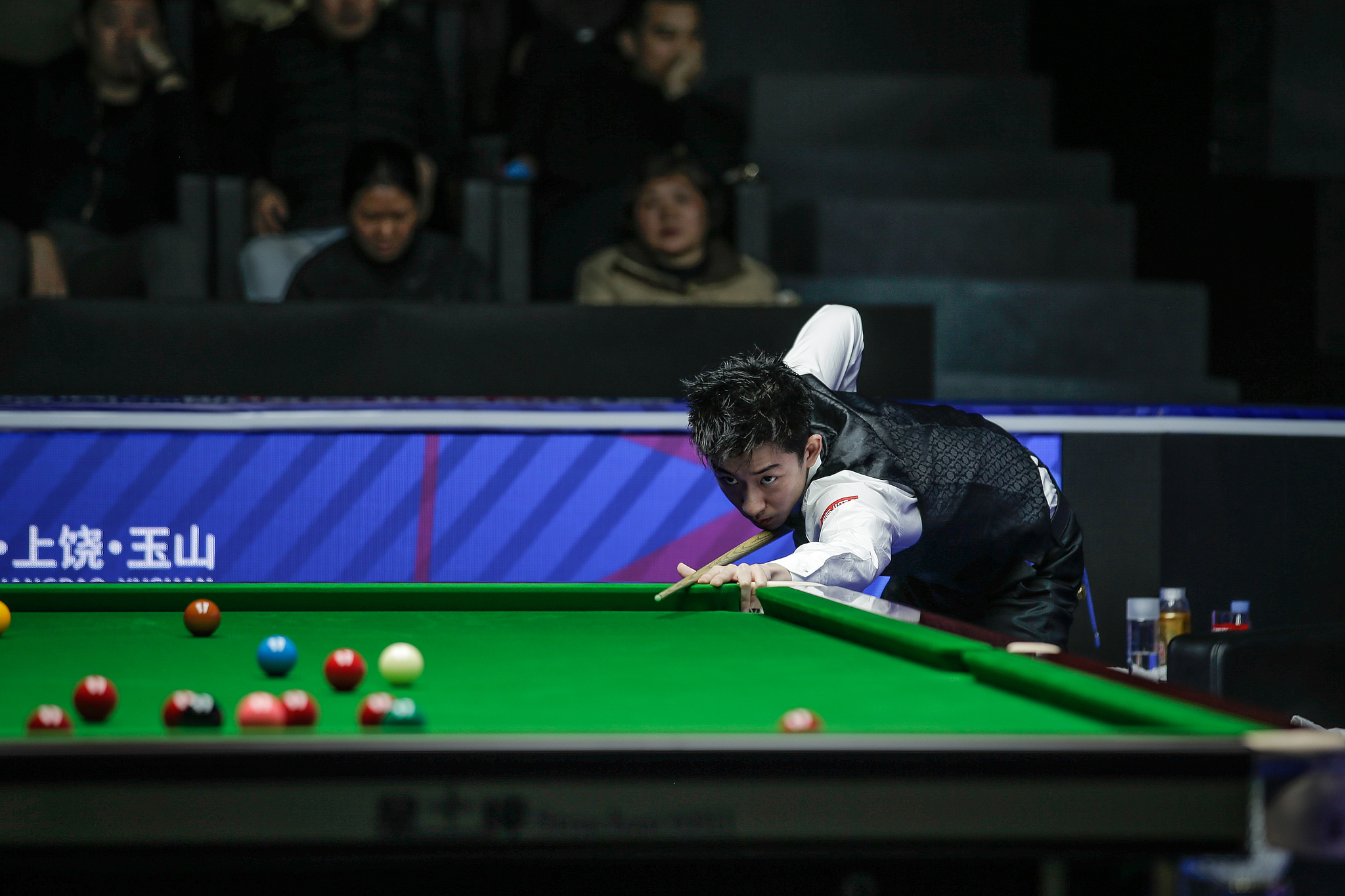 China's Wu Yize prepares to take a shot against England's Kyren Wilson in a round of 16 match at the WST World Open in Yushan, China, March 19, 2026. /VCG