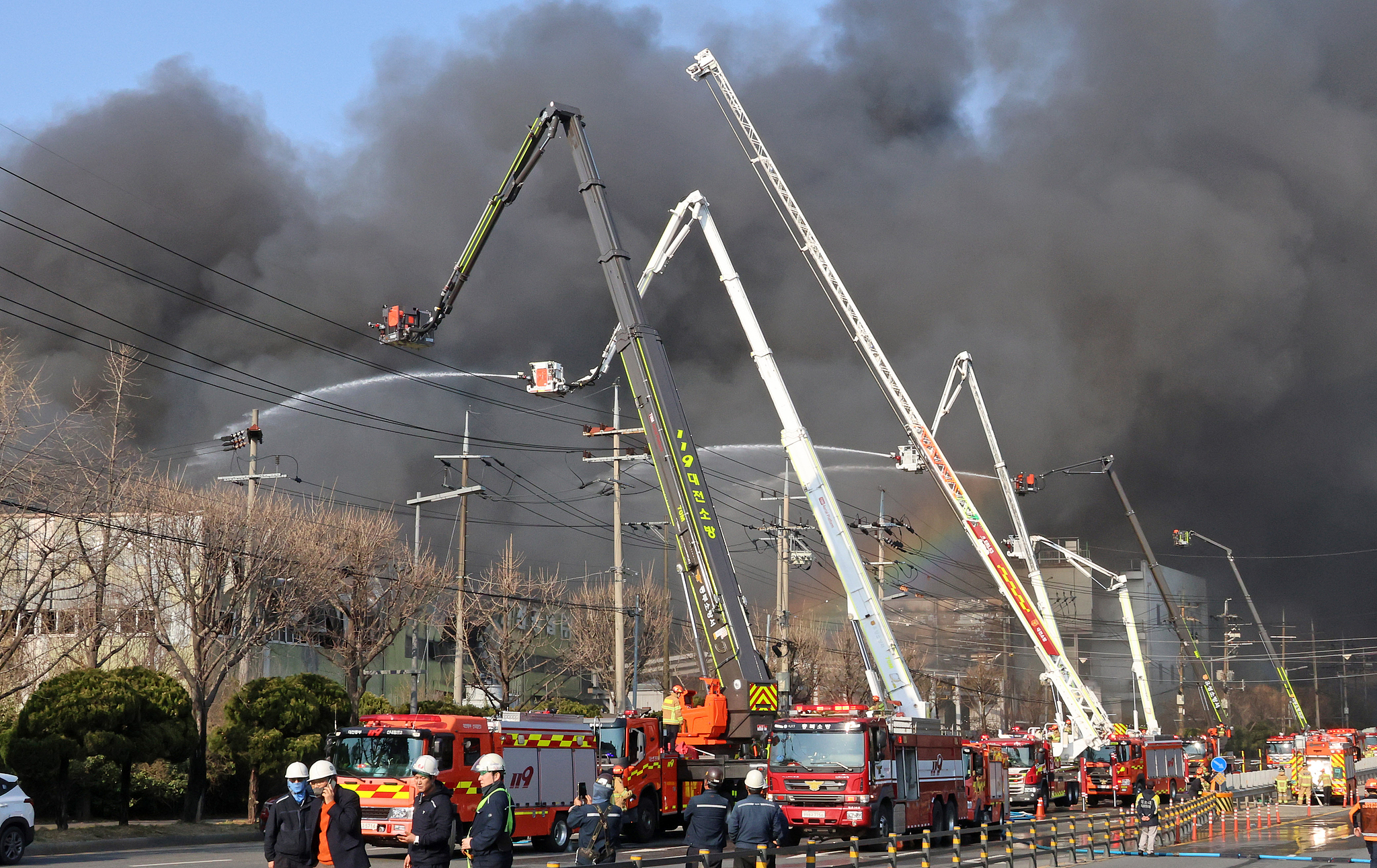 Black smoke rises from an auto parts plant in Daejeon, South Korea, March 20, 2026. /VCG