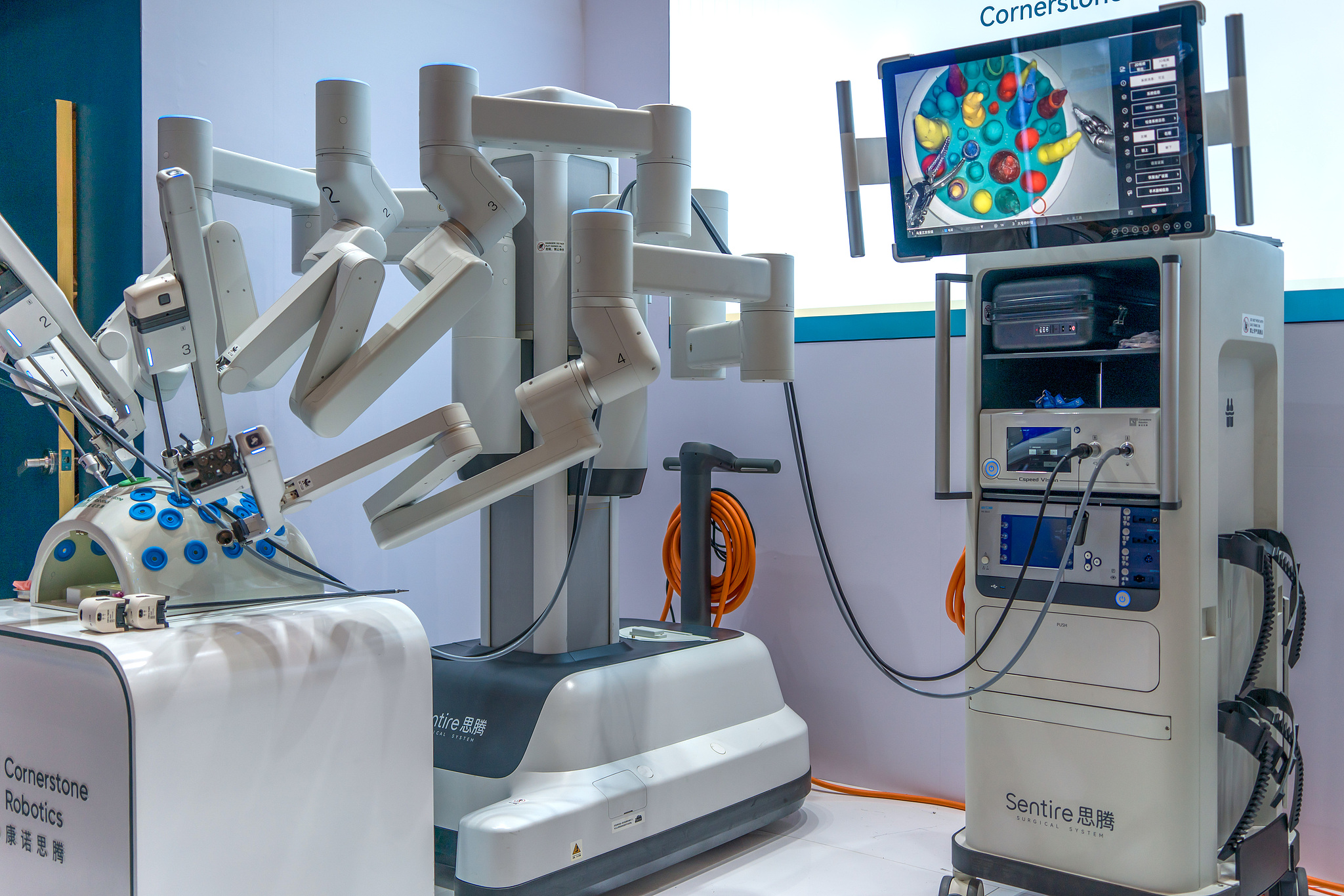 A robotic surgical arm and its surgical instruments are exhibited at the Guangdong Conference on AI and Robotics Innovation Products and Services in Guangzhou, south China's Guangdong Province, September 20, 2025. /VCG