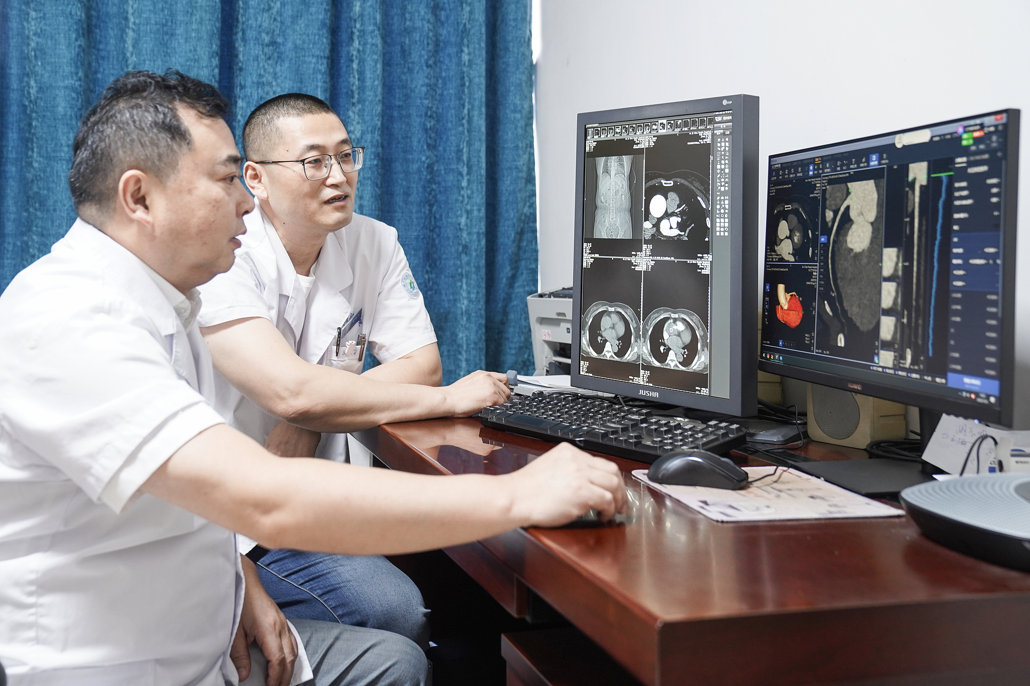 A radiologist accesses a patient's coronary CT angiography via an AI workstation in Huzhou, Zhejiang Province, east China, July 22, 2025. /VCG