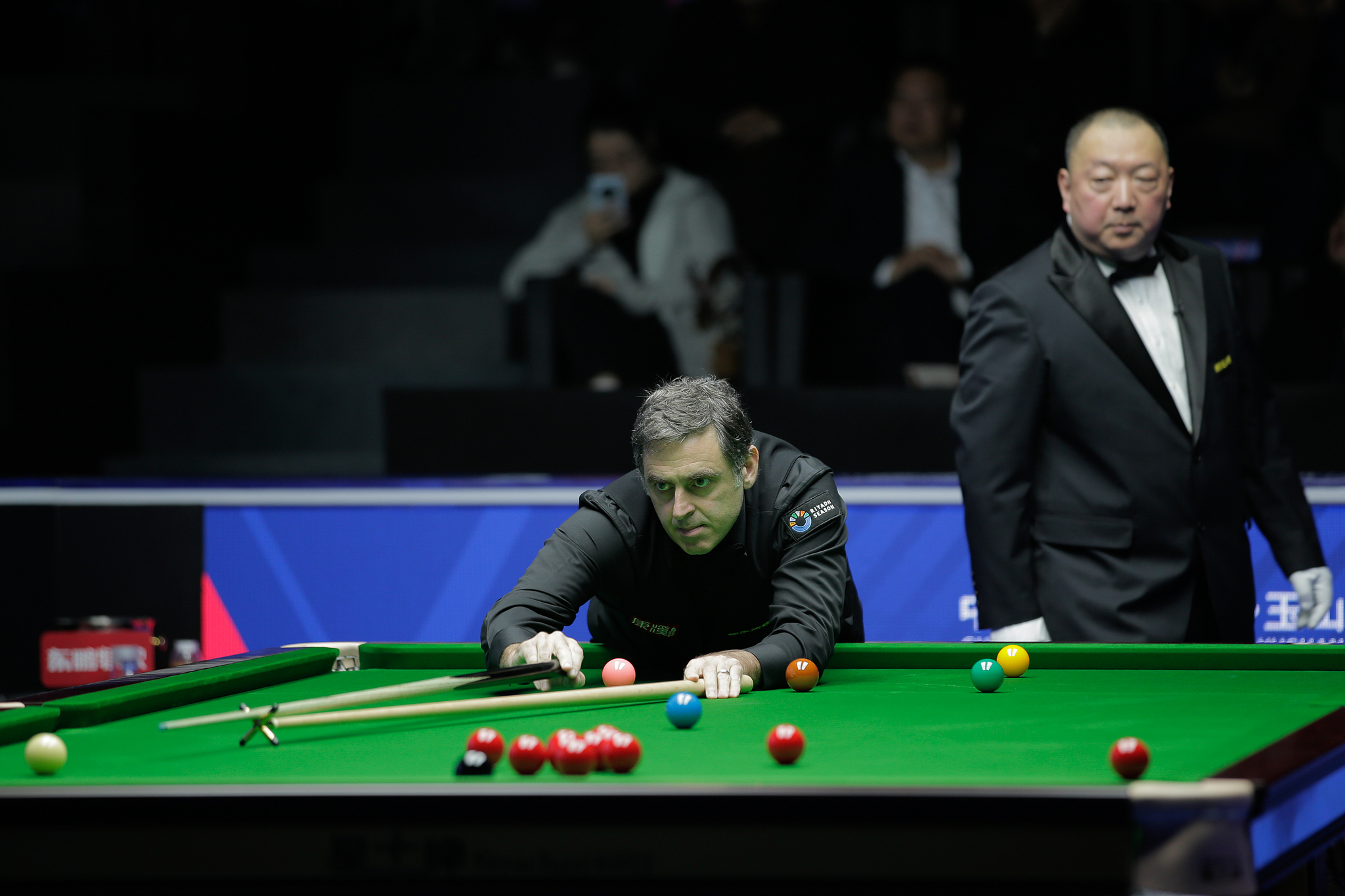 Ronnie O'Sullivan of England hits a shot gainst Ryan Day of Wales in a quarterfinal match at the WST World Open in Shangrao, east China's Jiangxi Province, March 20, 2026. /VCG