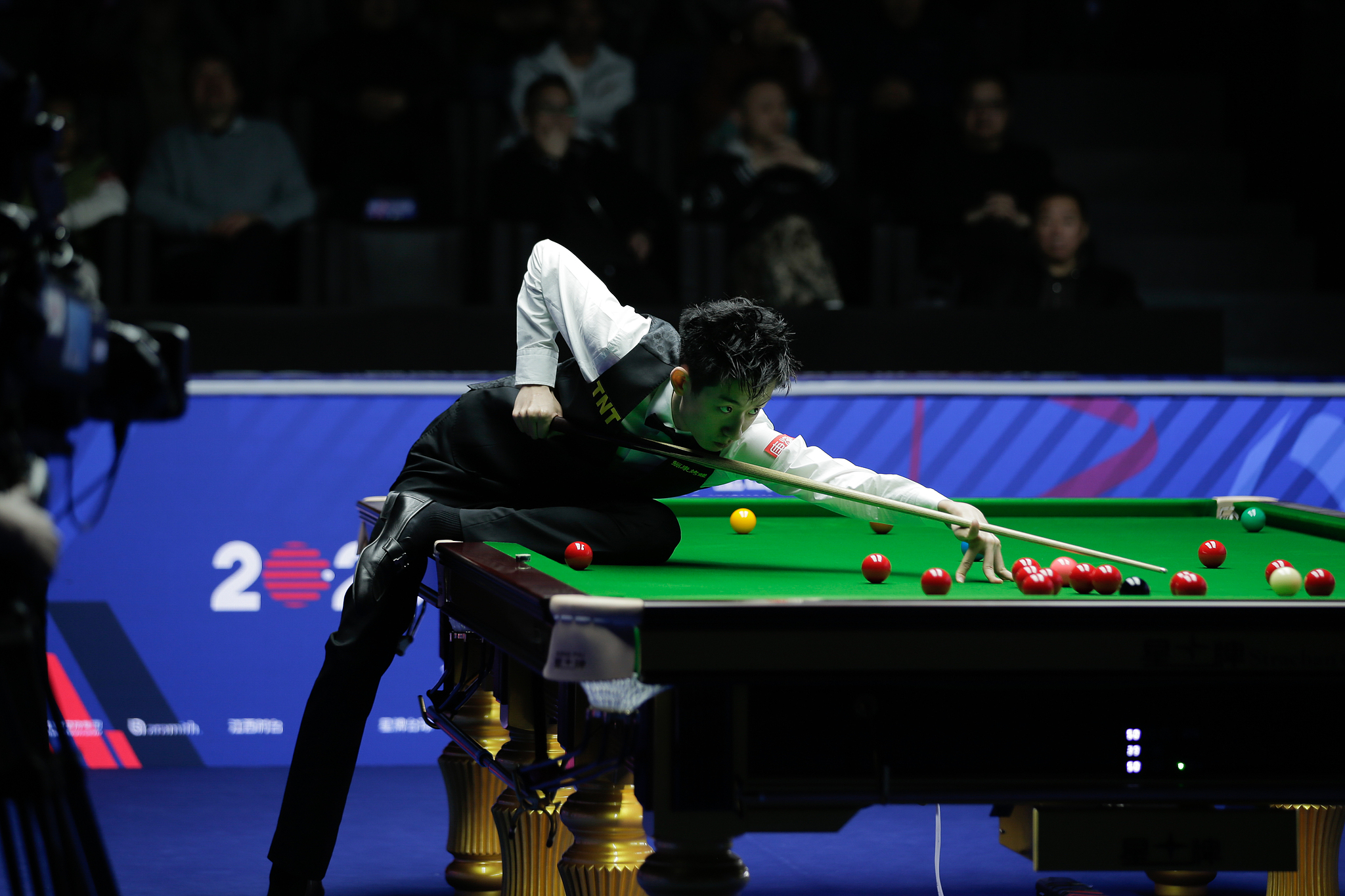 Wu Yize of China hits a shot against Mark Allen of Northern Ireland in a quarterfinal match at the WST World Open in Shangrao, east China's Jiangxi Province, March 20, 2026. /VCG