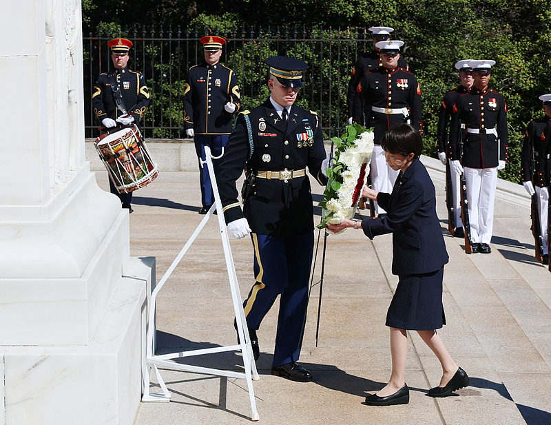 Japanese Prime Minister Sanae Takaichi visits Arlington National Cemetery in Virginia, the United States, and lays a wreath of flowers at the iconic memorial, the Tomb of the Unknown Soldier, March 20, 2026. /CFP