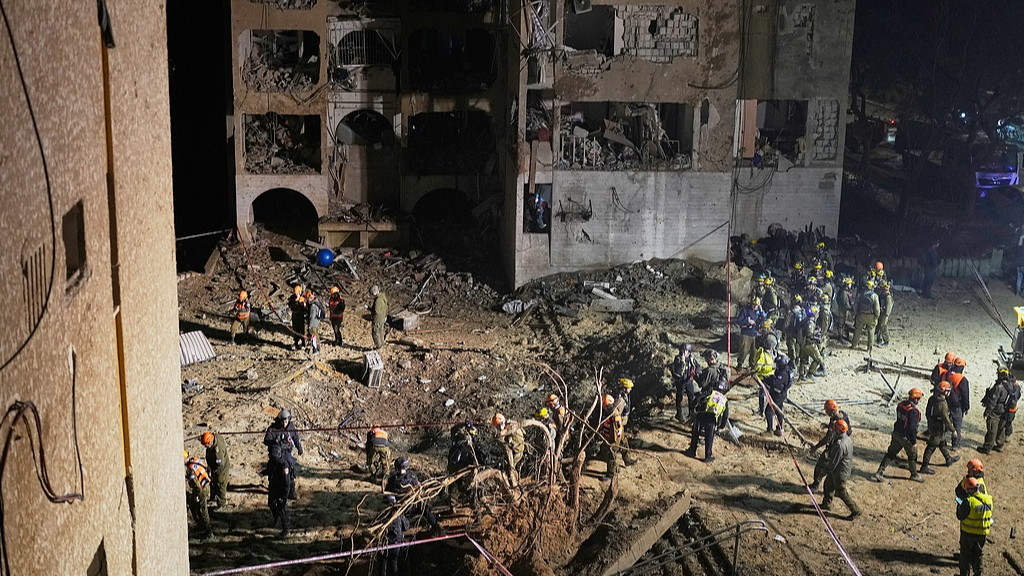 Israeli security forces and rescue teams work at the site struck by an Iranian missile, Arad, March 22, 2026./VCG